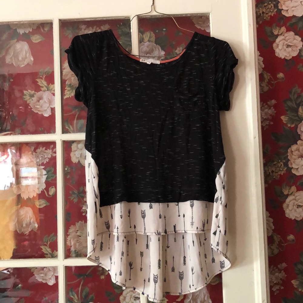 Short sleeve black and white arrow top